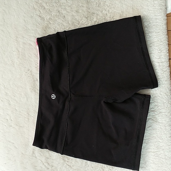 Lululemon Black 🩷 🤍Reversible Short SIZE 4 - Picture 2 of 6